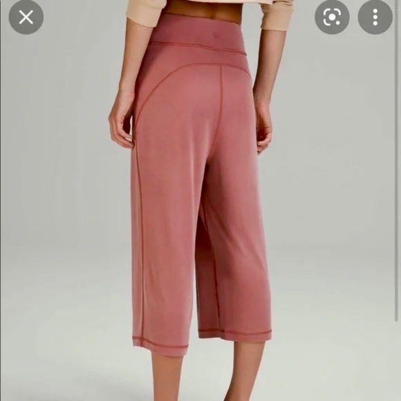 Lululemon High Rise 19" Cropped Yoga Pant Size 4 - Rose - Picture 2 of 10